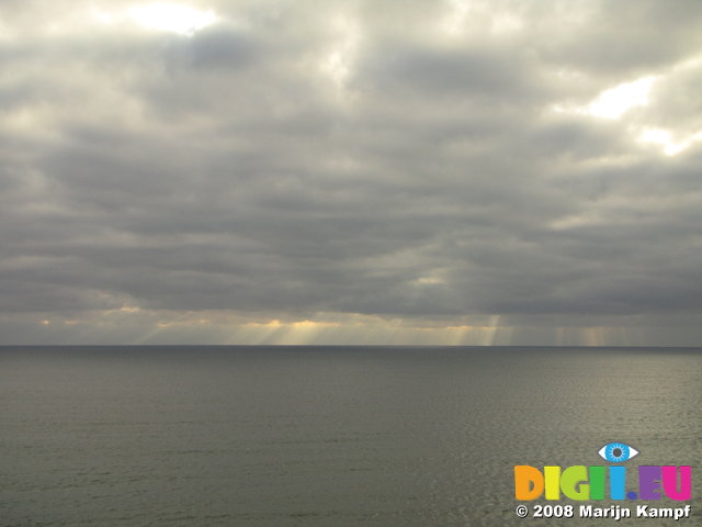 SX00539 Sunrays through clouds on sea